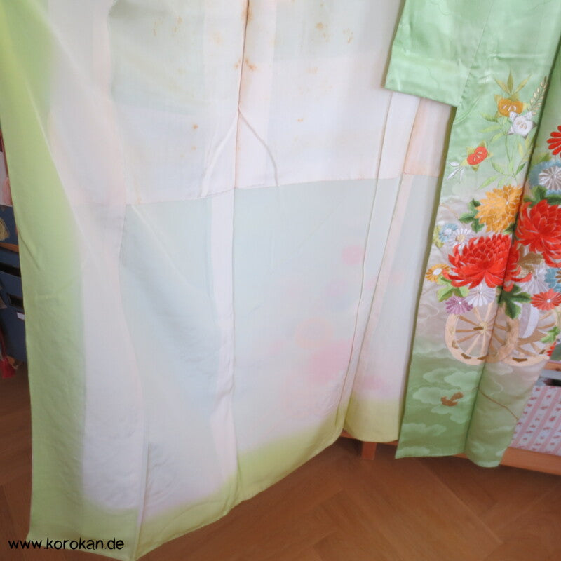 Blumenwagenstickereien Furisode Seiden Kimono