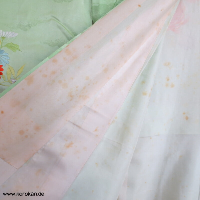 Blumenwagenstickereien Furisode Seiden Kimono