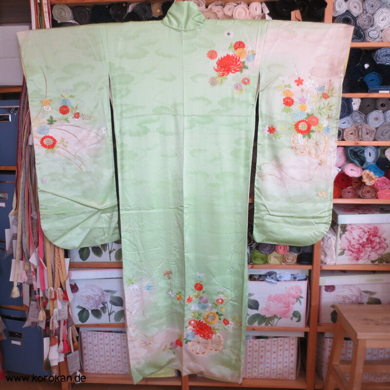 Blumenwagenstickereien Furisode Seiden Kimono