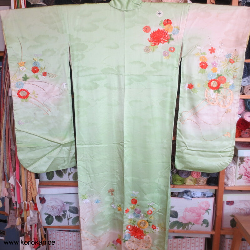 Blumenwagenstickereien Furisode Seiden Kimono