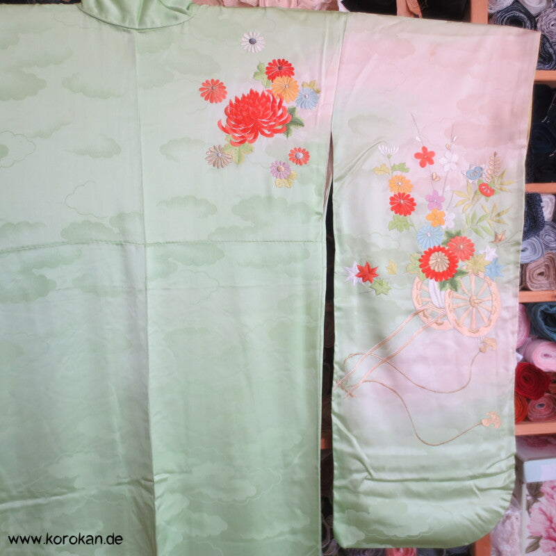 Blumenwagenstickereien Furisode Seiden Kimono