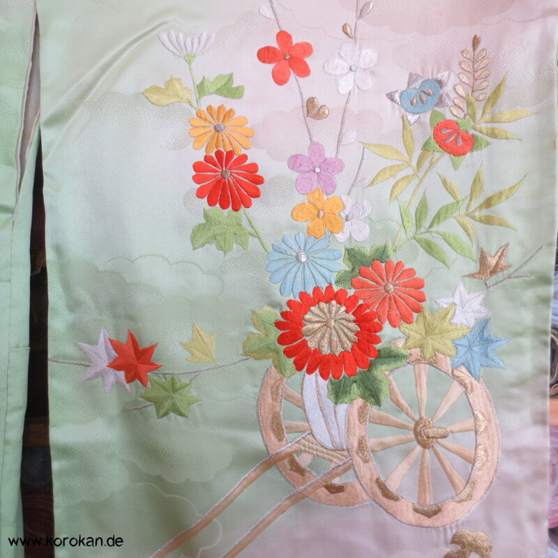 Blumenwagenstickereien Furisode Seiden Kimono