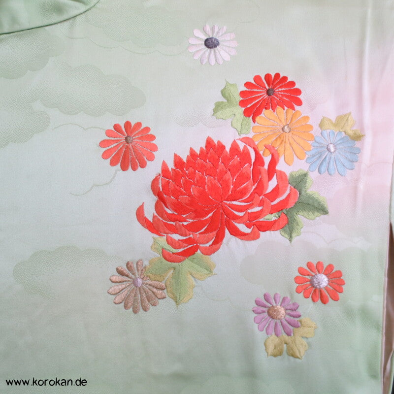 Blumenwagenstickereien Furisode Seiden Kimono