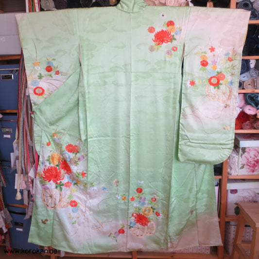 Blumenwagenstickereien Furisode Seiden Kimono