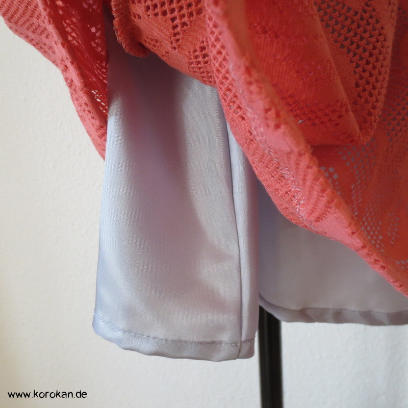 Baumwollspitzenjersey Kleid, farblich abgesetzt