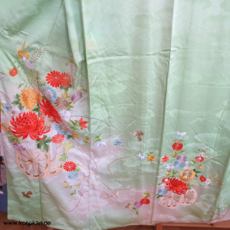 Blumenwagenstickereien Furisode Seiden Kimono