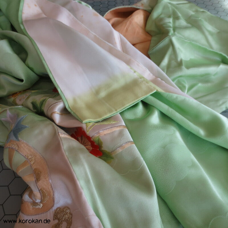 Blumenwagenstickereien Furisode Seiden Kimono