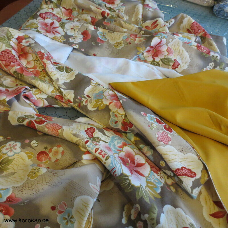japanischer samtiger Synthetik Velour Chu Furisode Kimono, Hausmantel