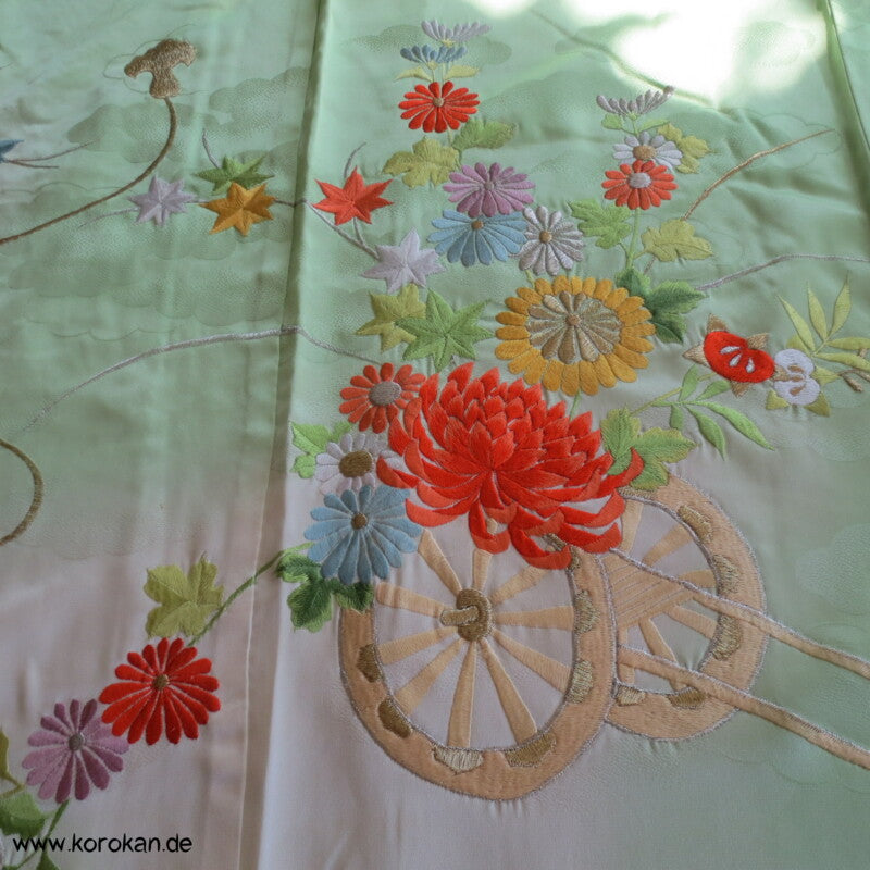 Blumenwagenstickereien Furisode Seiden Kimono