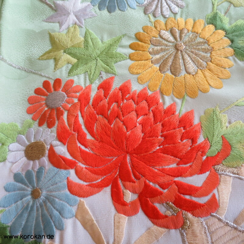 Blumenwagenstickereien Furisode Seiden Kimono