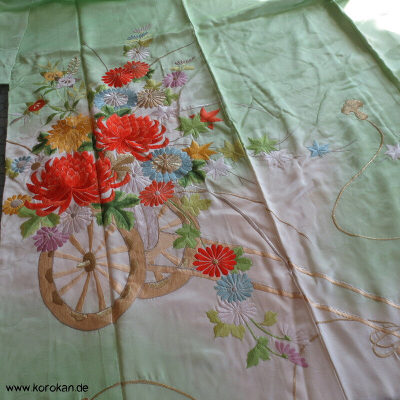 Blumenwagenstickereien Furisode Seiden Kimono