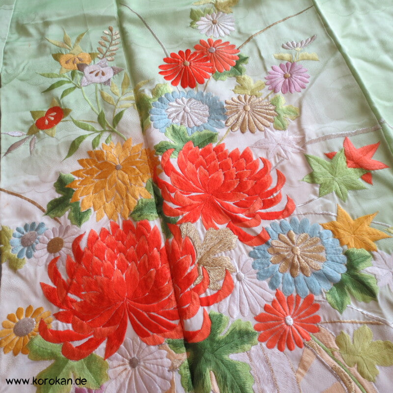 Blumenwagenstickereien Furisode Seiden Kimono