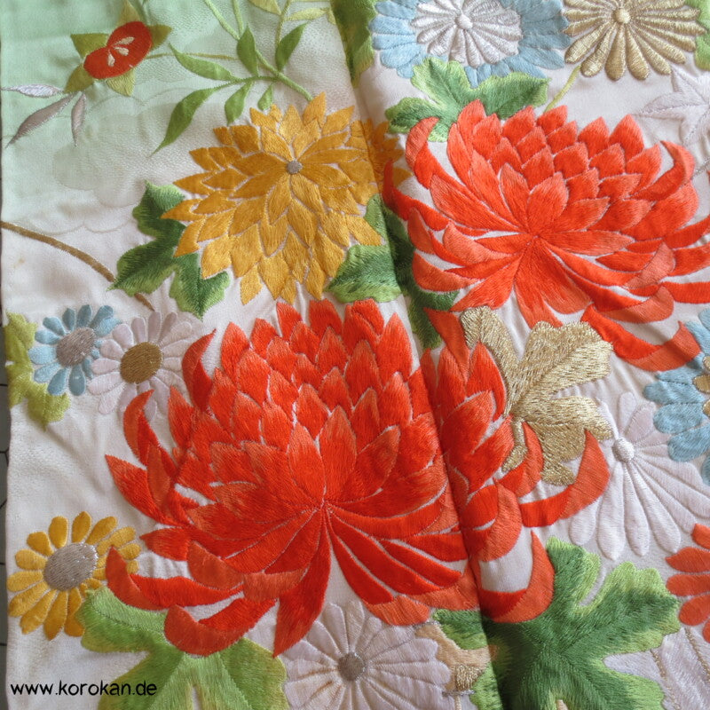 Blumenwagenstickereien Furisode Seiden Kimono