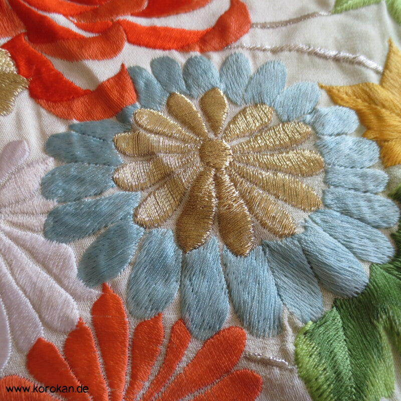 Blumenwagenstickereien Furisode Seiden Kimono