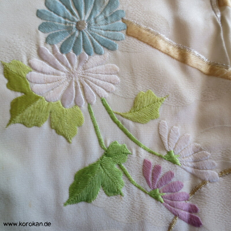 Blumenwagenstickereien Furisode Seiden Kimono