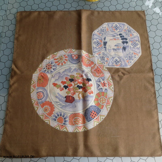 kleines Seiden Furoshiki mit Porzellantellern