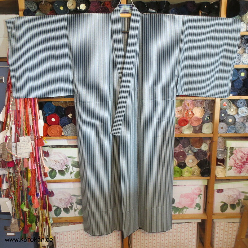 grau schwarz weiß gestreifter Alltags Kimono