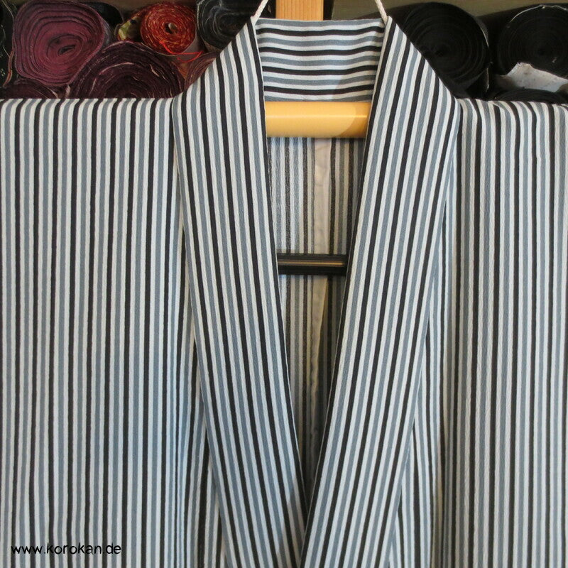 grau schwarz weiß gestreifter Alltags Kimono