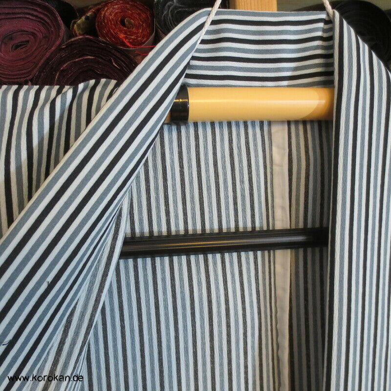 grau schwarz weiß gestreifter Alltags Kimono