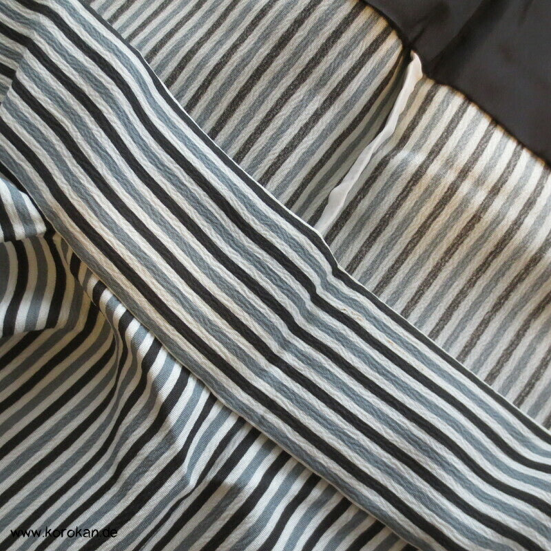 grau schwarz weiß gestreifter Alltags Kimono