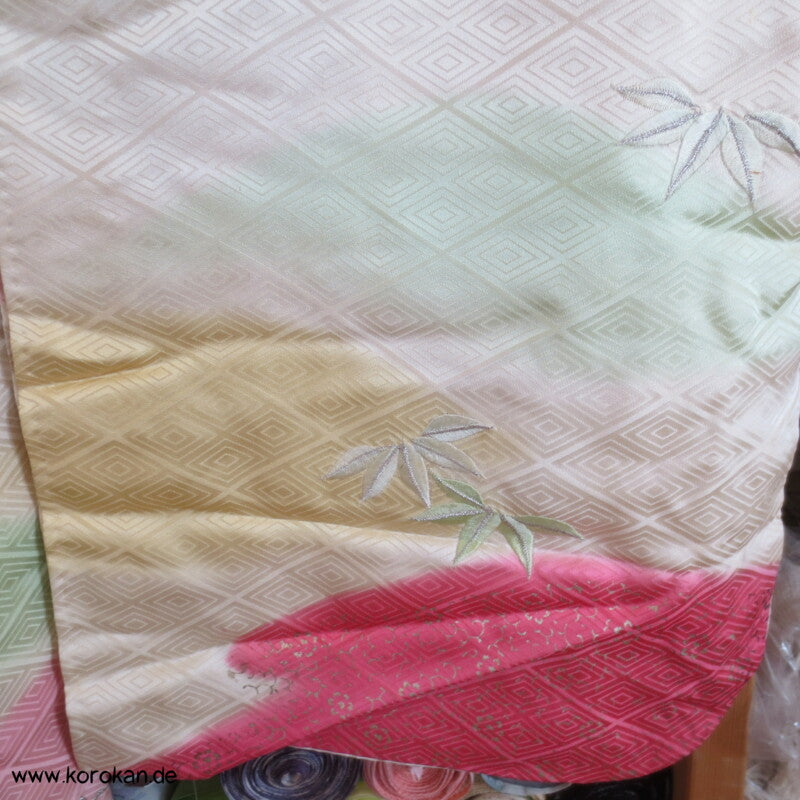 Pastell Bokashi Seide mit Blumen Stickereien Seidendamast Furisode