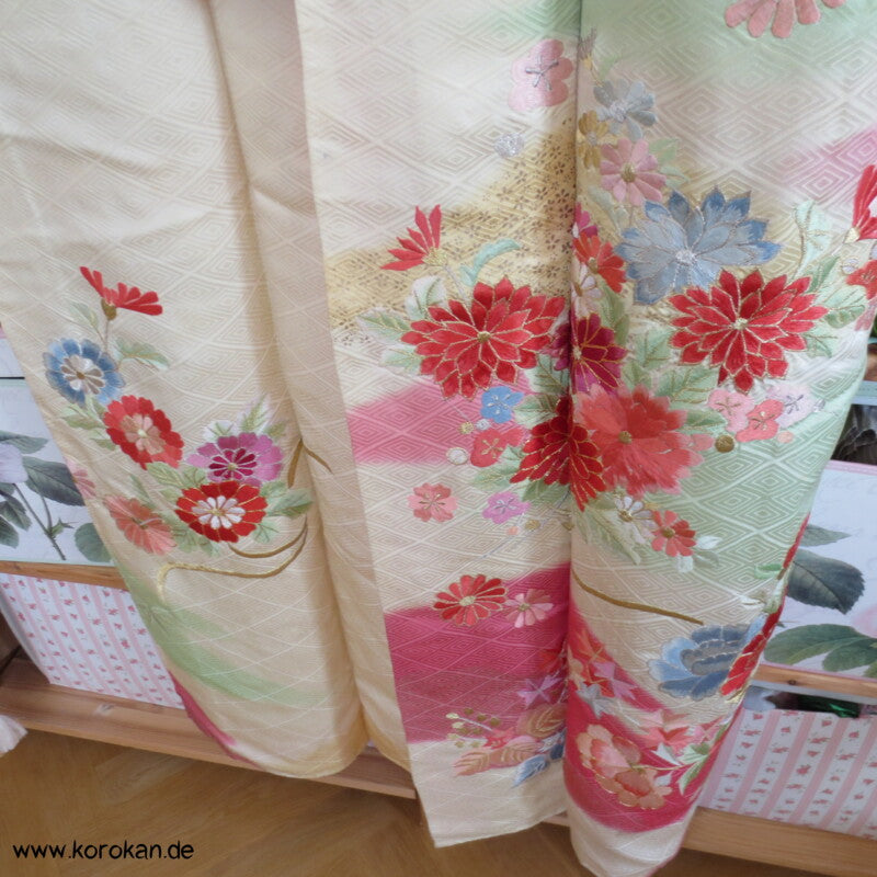 Pastell Bokashi Seide mit Blumen Stickereien Seidendamast Furisode