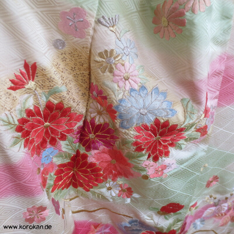 Pastell Bokashi Seide mit Blumen Stickereien Seidendamast Furisode
