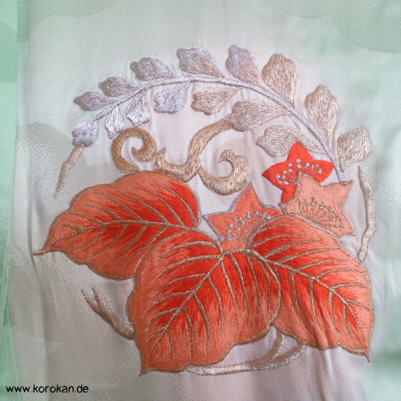Furisode Kimono, Stickerei, Pfingstrosen und Astern auf hellgrünen Wolken Seidendamast