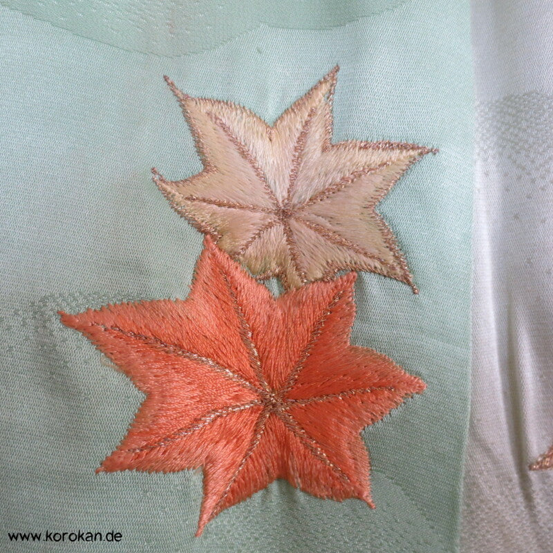 Furisode Kimono, Stickerei, Pfingstrosen und Astern auf hellgrünen Wolken Seidendamast