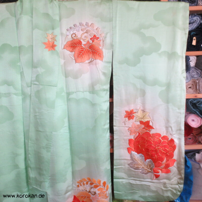 Furisode Kimono, Stickerei, Pfingstrosen und Astern auf hellgrünen Wolken Seidendamast