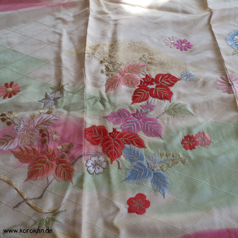 Pastell Bokashi Seide mit Blumen Stickereien Seidendamast Furisode