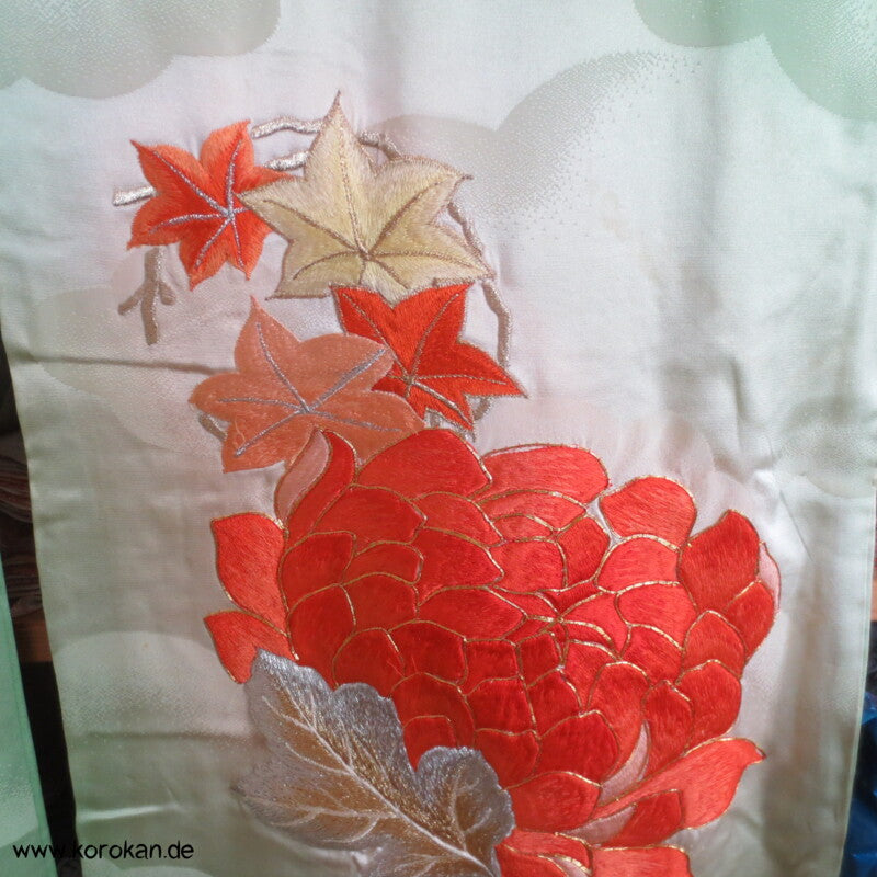 Furisode Kimono, Stickerei, Pfingstrosen und Astern auf hellgrünen Wolken Seidendamast