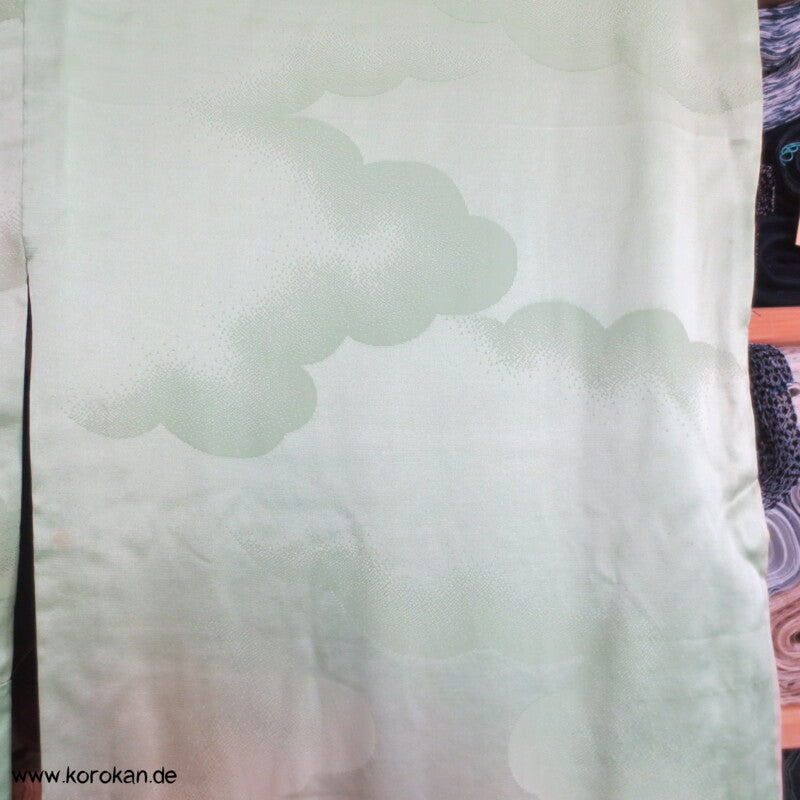Furisode Kimono, Stickerei, Pfingstrosen und Astern auf hellgrünen Wolken Seidendamast