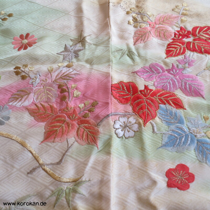 Pastell Bokashi Seide mit Blumen Stickereien Seidendamast Furisode