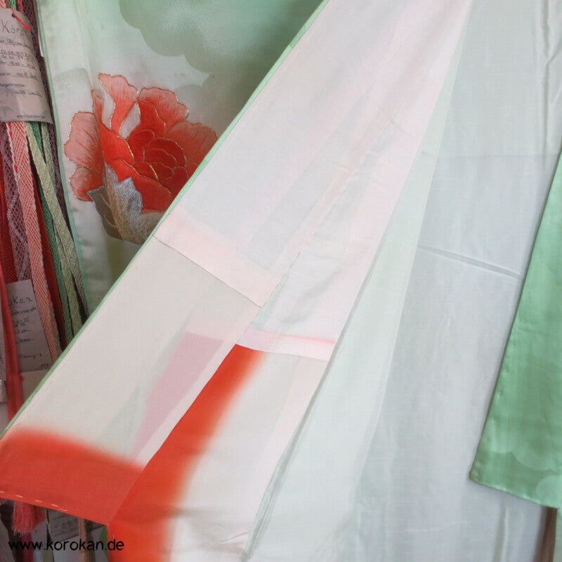 Furisode Kimono, Stickerei, Pfingstrosen und Astern auf hellgrünen Wolken Seidendamast