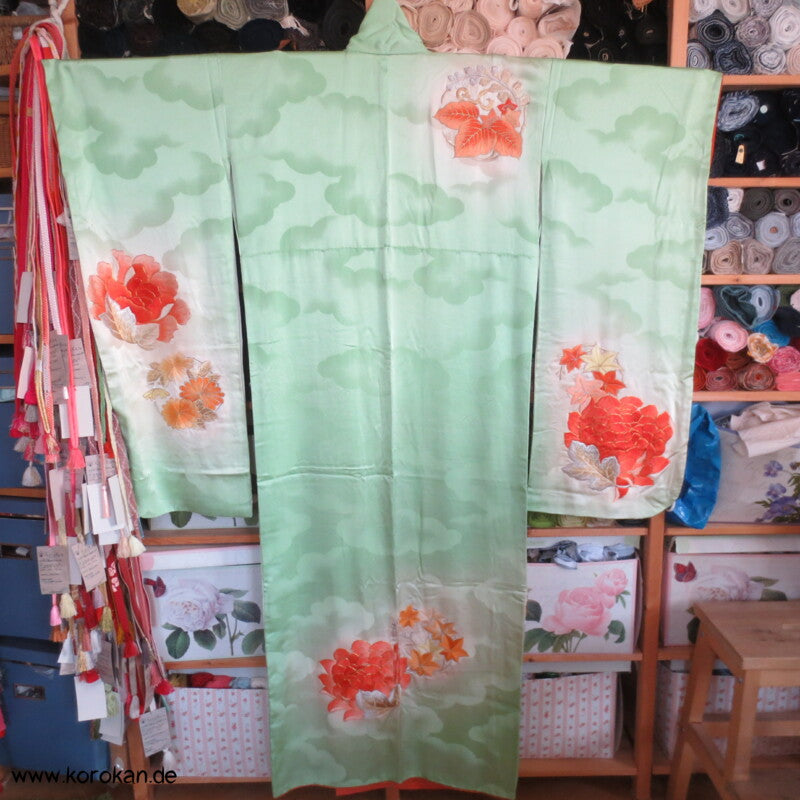 Furisode Kimono, Stickerei, Pfingstrosen und Astern auf hellgrünen Wolken Seidendamast