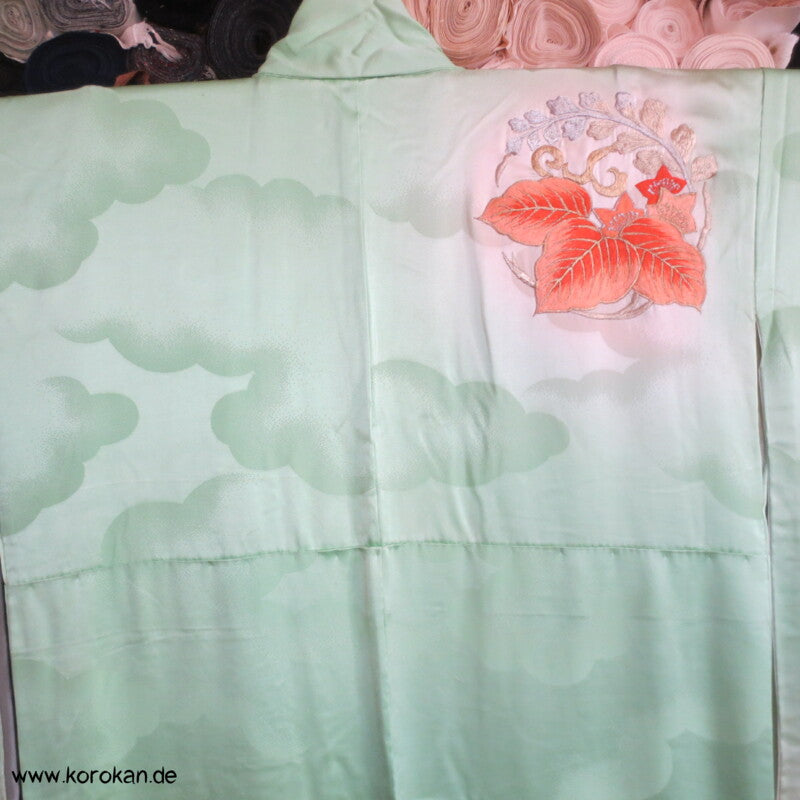 Furisode Kimono, Stickerei, Pfingstrosen und Astern auf hellgrünen Wolken Seidendamast