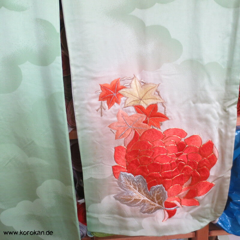 Furisode Kimono, Stickerei, Pfingstrosen und Astern auf hellgrünen Wolken Seidendamast