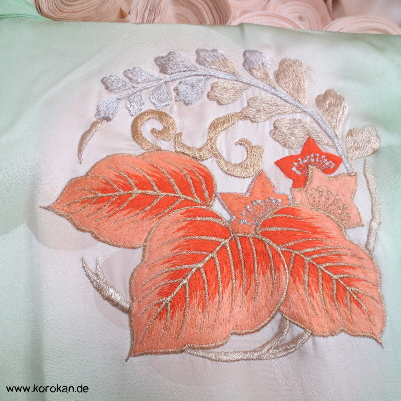 Furisode Kimono, Stickerei, Pfingstrosen und Astern auf hellgrünen Wolken Seidendamast