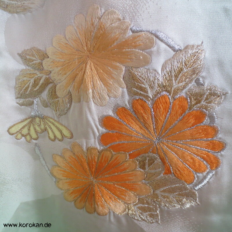 Furisode Kimono, Stickerei, Pfingstrosen und Astern auf hellgrünen Wolken Seidendamast