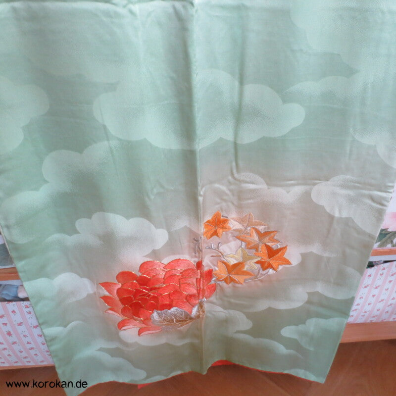 Furisode Kimono, Stickerei, Pfingstrosen und Astern auf hellgrünen Wolken Seidendamast