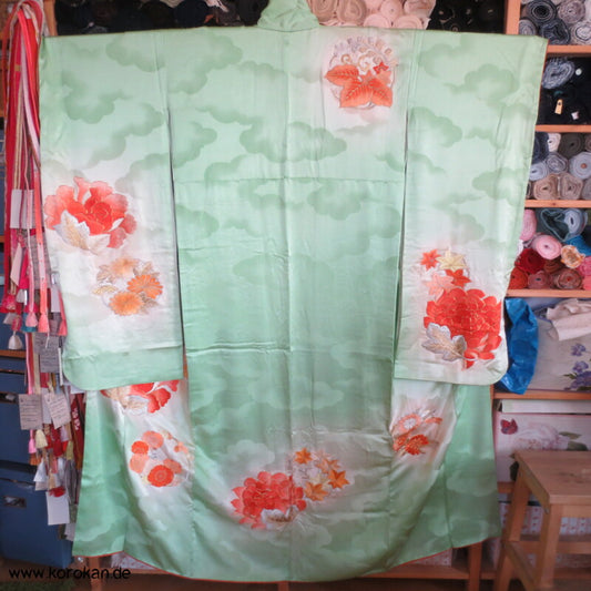 Furisode Kimono, Stickerei, Pfingstrosen und Astern auf hellgrünen Wolken Seidendamast