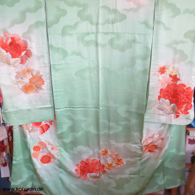 Furisode Kimono, Stickerei, Pfingstrosen und Astern auf hellgrünen Wolken Seidendamast