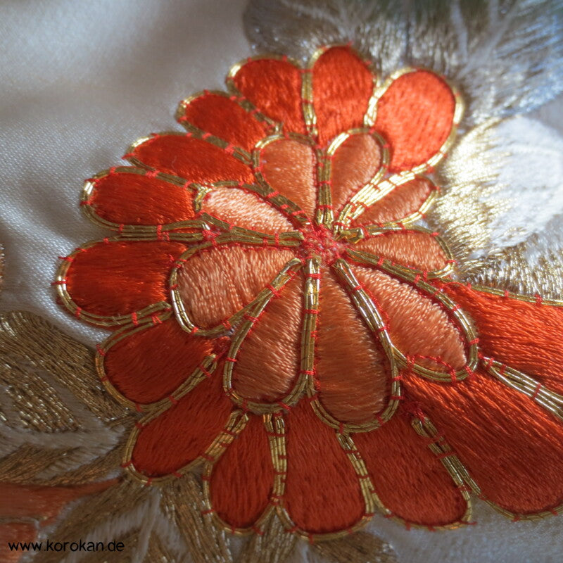 Furisode Kimono, Stickerei, Pfingstrosen und Astern auf hellgrünen Wolken Seidendamast