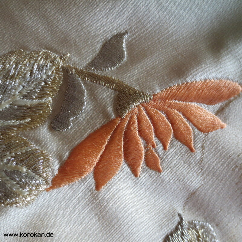Furisode Kimono, Stickerei, Pfingstrosen und Astern auf hellgrünen Wolken Seidendamast