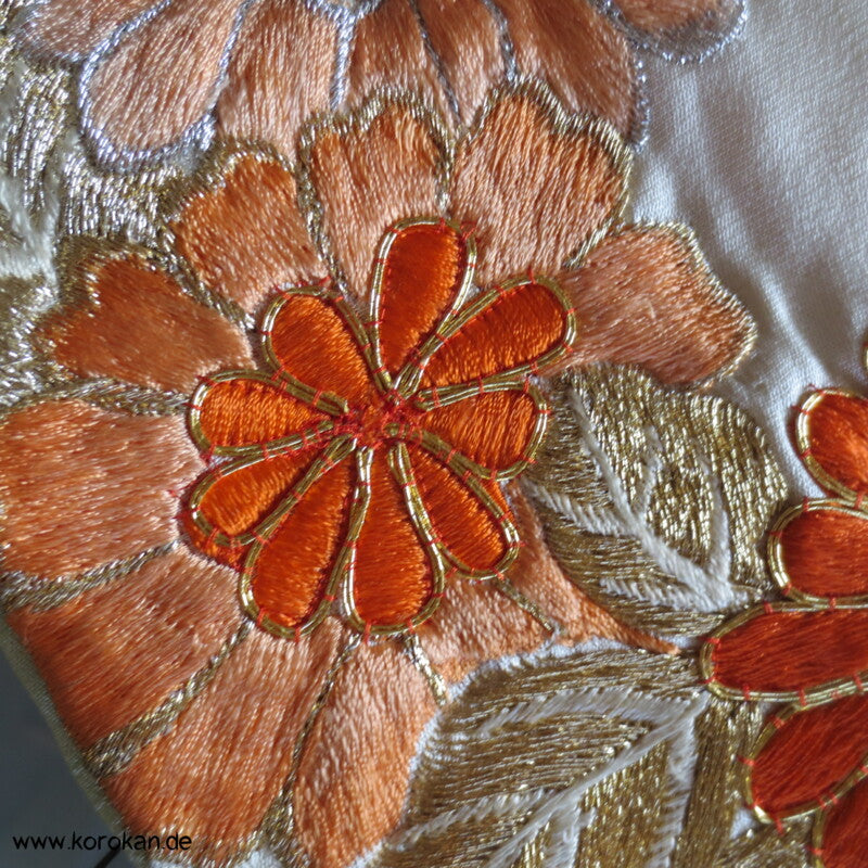Furisode Kimono, Stickerei, Pfingstrosen und Astern auf hellgrünen Wolken Seidendamast