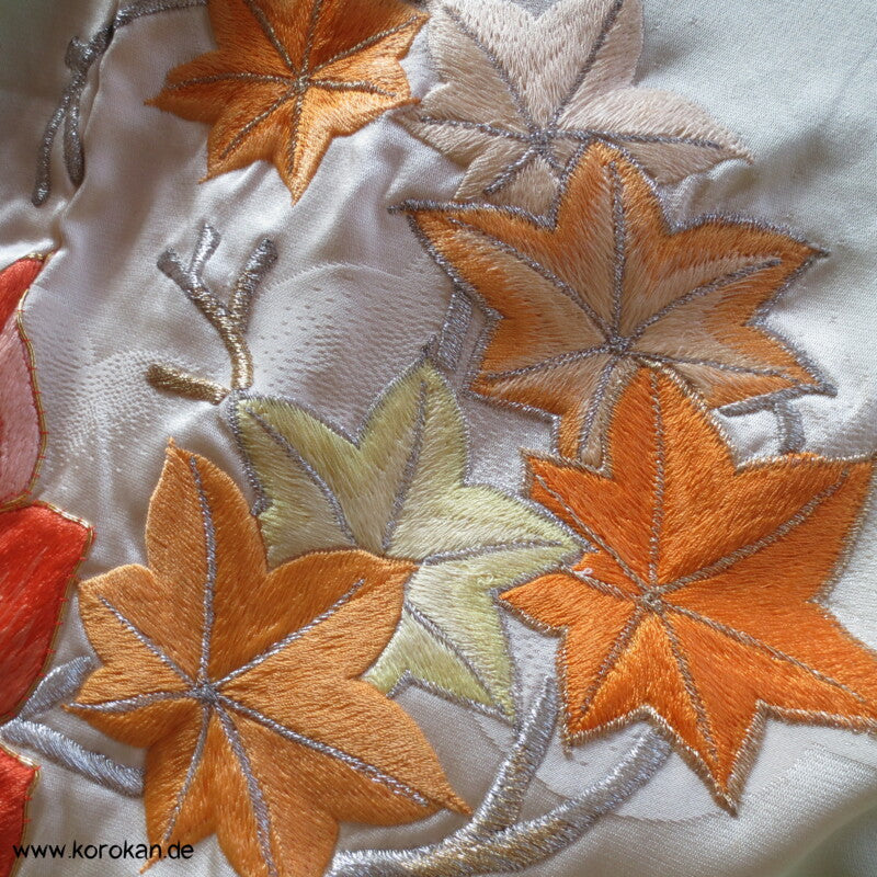 Furisode Kimono, Stickerei, Pfingstrosen und Astern auf hellgrünen Wolken Seidendamast