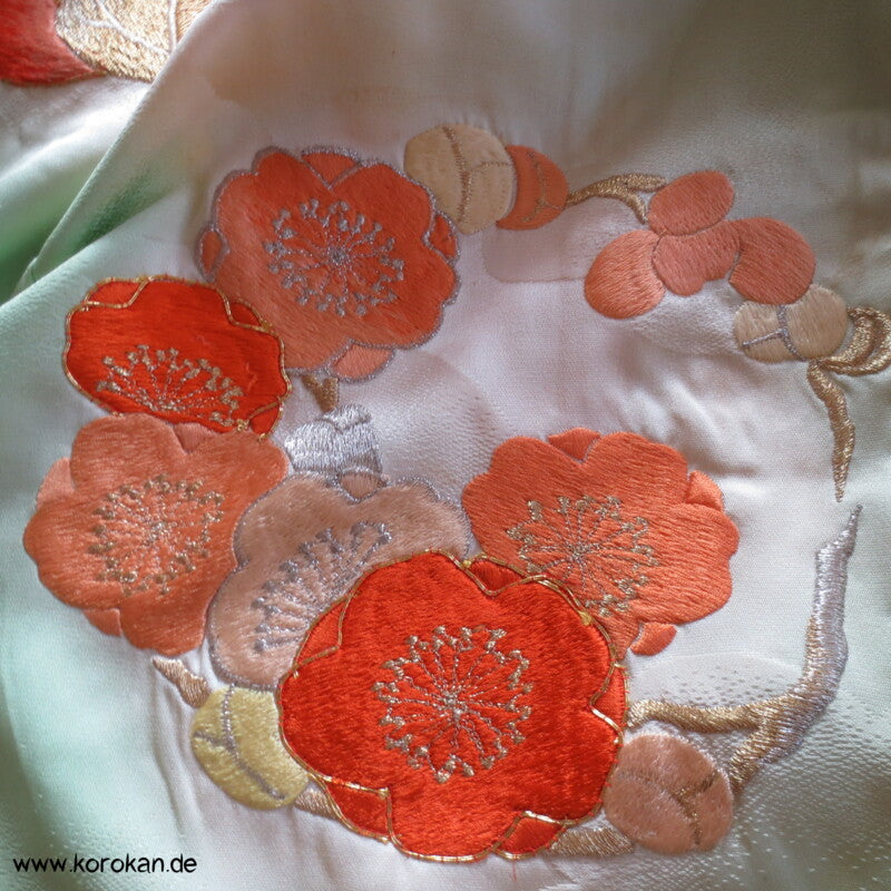 Furisode Kimono, Stickerei, Pfingstrosen und Astern auf hellgrünen Wolken Seidendamast