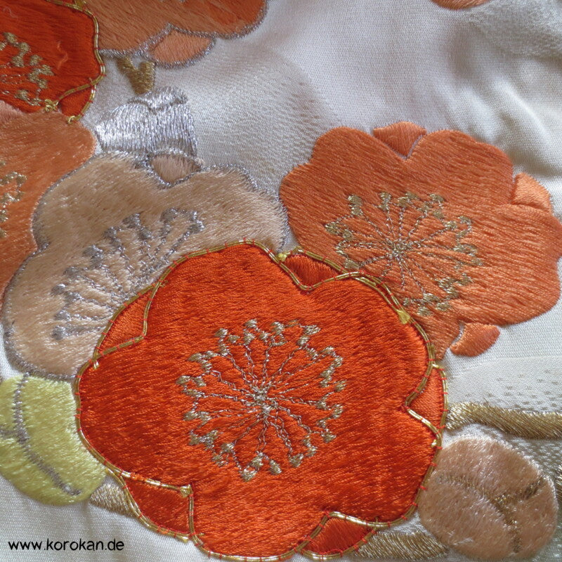 Furisode Kimono, Stickerei, Pfingstrosen und Astern auf hellgrünen Wolken Seidendamast