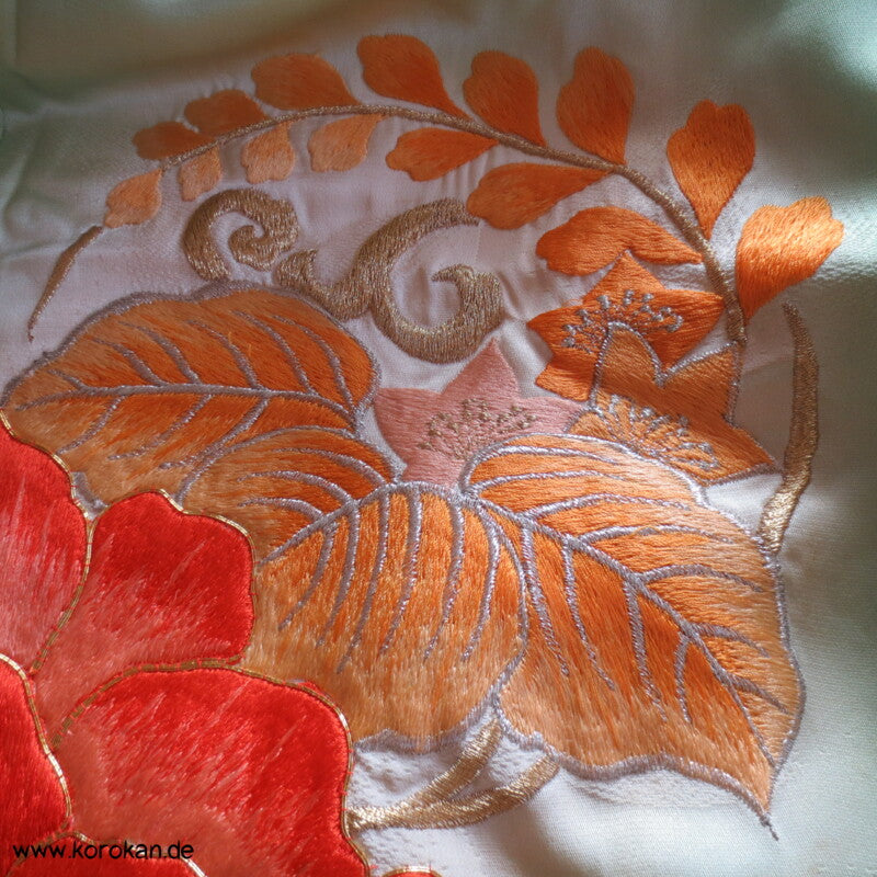 Furisode Kimono, Stickerei, Pfingstrosen und Astern auf hellgrünen Wolken Seidendamast